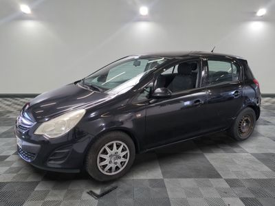 la photo d'une voiture noire garée dans un garage