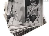 une photo en noir et blanc d'un homme et d'une femme assis à une table