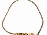 un bracelet en or sur lequel est gravé un prénom