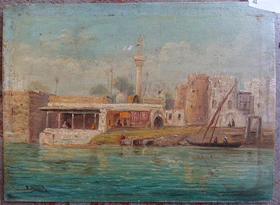 une peinture accrochée au mur d'un immeuble au bord de l'eau