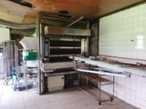 une image d'une cuisine commerciale avec beaucoup d'espace de travail