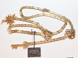 une chaîne en or ornée d'une étoile et d'une clé