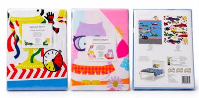 deux livres sont posés l'un à côté de l'autre sur une surface blanche