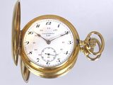 une montre de poche en or avec des chiffres romains