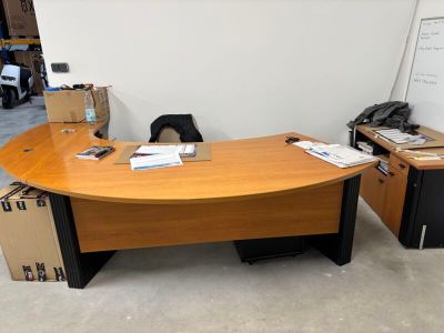 un bureau avec une chaise et un tableau blanc dans un coin