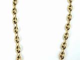 un collier à chaîne en or sur fond blanc