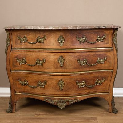 une commode en marbre sur un plancher en bois