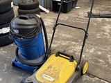 une photo d'un aspirateur jaune et noir posé par terre