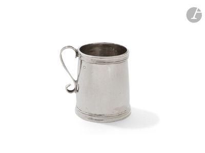 une vieille tasse en argent avec une anse, sur fond blanc