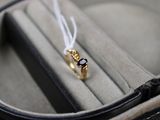 une bague qui se trouve à l'intérieur d'un écrin