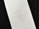 mouchoir blanc orné d'une couronne sur fond noir