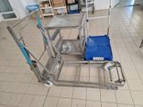 un chariot métallique sur lequel se trouve un plateau bleu, dans une pièce