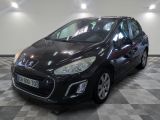 la petite voiture noire est garée dans une grande pièce