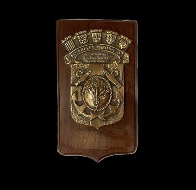 un gros plan sur une plaque sur laquelle figure un lion