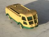 un petit bus en jouet posé par terre