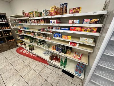 de nombreux rayons du magasin regorgent de produits alimentaires et de boissons