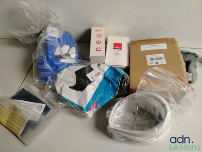beaucoup d'objets posés sur le sol