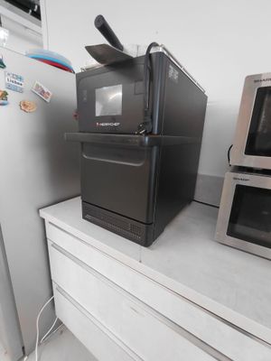 deux micro-ondes posés sur un plan de travail dans une cuisine