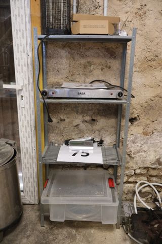 Quatre petites étagères métalliques