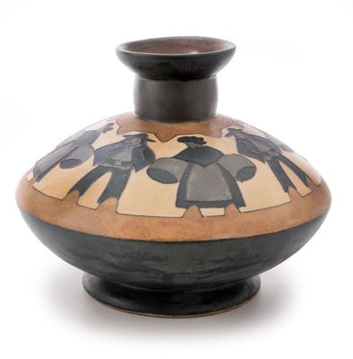 un vase noir et blanc orné d'une peinture