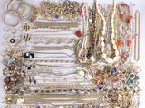 plusieurs types de colliers et de bracelets différents disposés sur une table