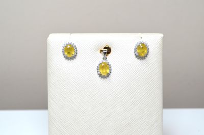 Un ensemble de bijoux assortis dont : un pendentif en argent…