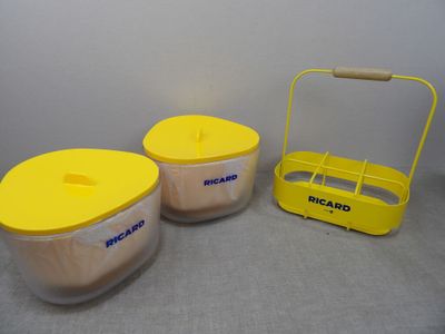 deux récipients en plastique jaunes, munis d'un couvercle et de poignées, posés sur une surface grise