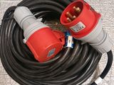 deux prises électriques reliées entre elles au niveau du sol