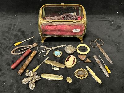 un grand nombre d'objets différents posés sur une table