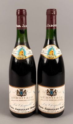 deux bouteilles de vin posées l'une à côté de l'autre sur une table