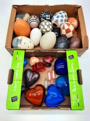 une boîte remplie de cailloux de différentes couleurs