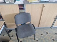 Mobilier de bureau comprenant 6 armoires basses, 3 chaises e…