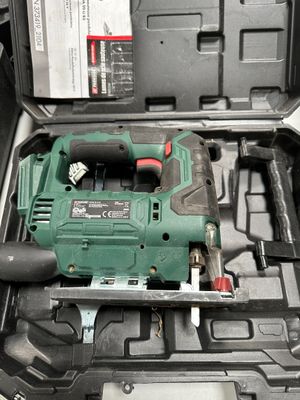 un outil dans une boîte à outils contenant un marteau