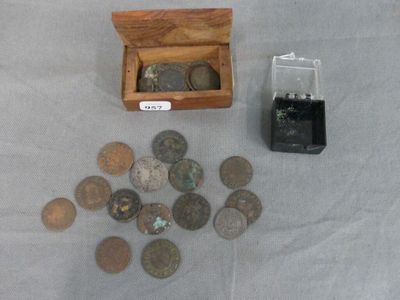 une petite boîte en bois remplie de pièces et une petite boîte de pièces