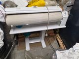une machine qui se trouve au milieu d'un tas d'objets