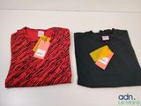 Deux t-shirts sont posés l'un à côté de l'autre sur une table