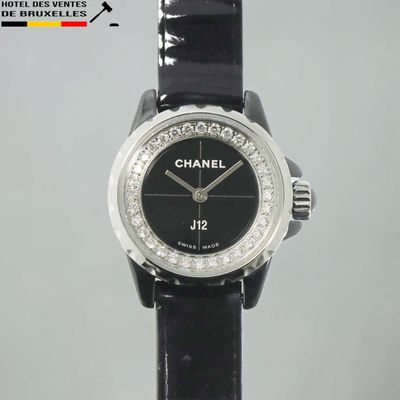 une montre noire dont le cadran est orné de diamants