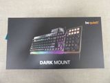 la boîte d'un clavier d'ordinateur est ouverte sur une table
