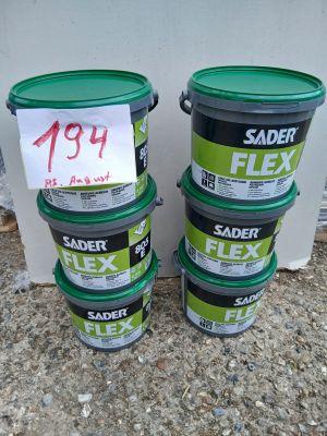quatre seaux de peinture posés par terre les uns à côté des autres