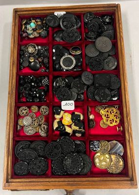 une boîte en bois remplie d'une multitude de boutons de toutes sortes