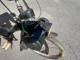 un gros plan d'un vélo auquel est attachée une moto