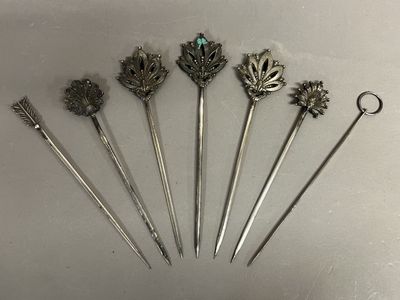 Ensemble de sept hâtelets dont trois à décor similaire et un…