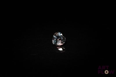 gros plan d'un diamant bleu sur une surface noire