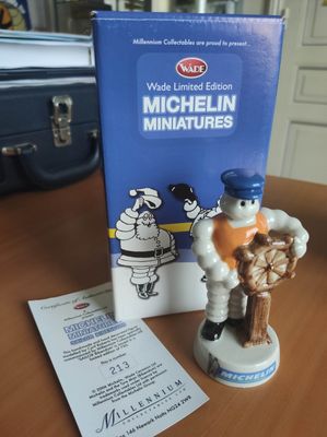 une petite figurine représentant un homme tenant une batte de baseball, posée sur une table