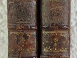 deux vieux livres sont empilés sur une table