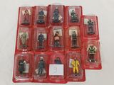 de nombreuses figurines rangées dans un coffret rouge