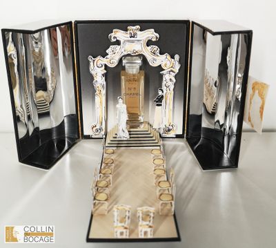 une photo d'une vitrine contenant une figurine représentant un homme et une femme