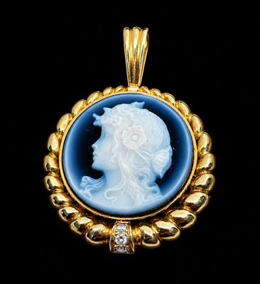un pendentif camée doré et bleu représentant le profil d'une femme