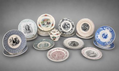 un grand nombre d'assiettes posées sur une table