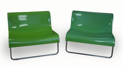 une paire de chaises vertes aux pieds chromés sur fond blanc